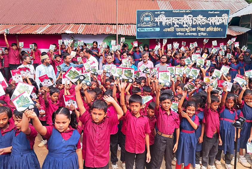 কুমিল্লায় তিন শতাধিক শিক্ষার্থী পেল সবজি বীজ 