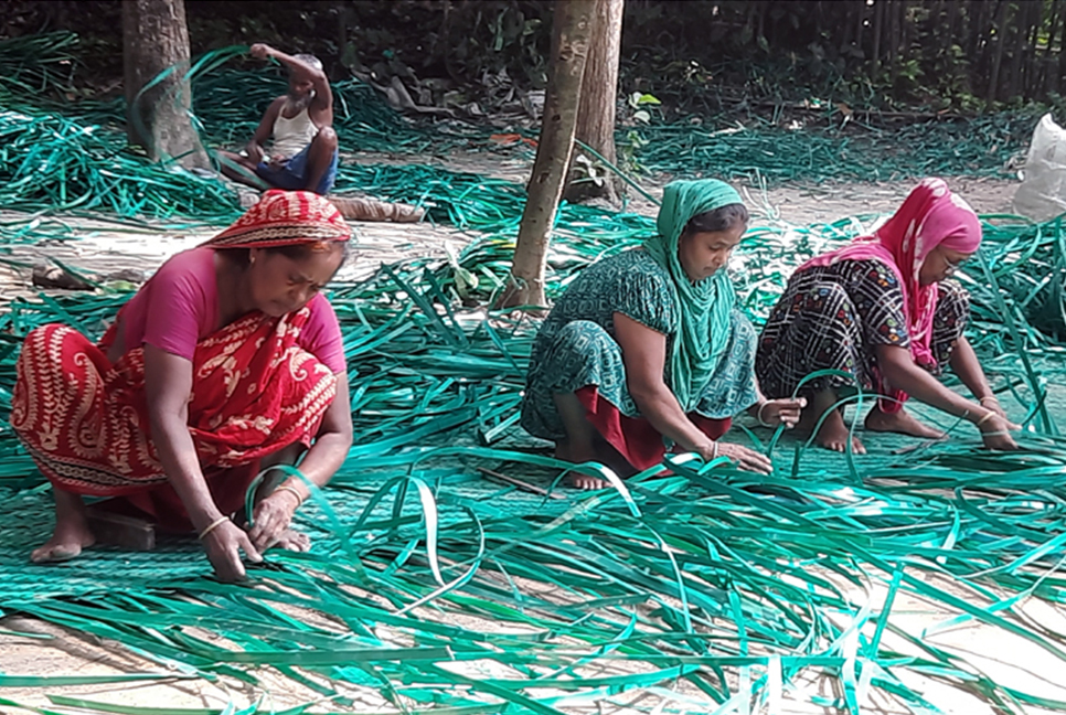 মানিকগঞ্জে প্লাস্টিকের বেতিতে স্বপ্ন বুনছেন নারী-পুরুষ