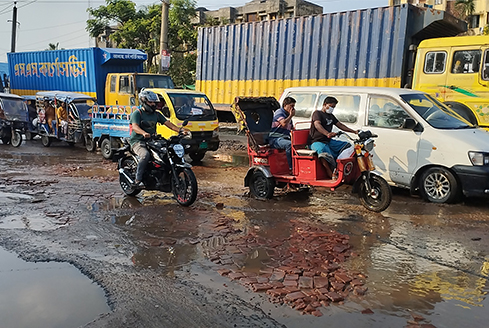 নারায়ণগঞ্জের বেহাল সড়ক, জনদুর্ভোগ চরমে