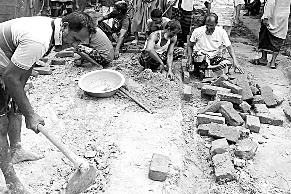 কাঁচা রাস্তায় দুর্ভোগ লাঘবে গ্রামবাসীর উদ্যোগ