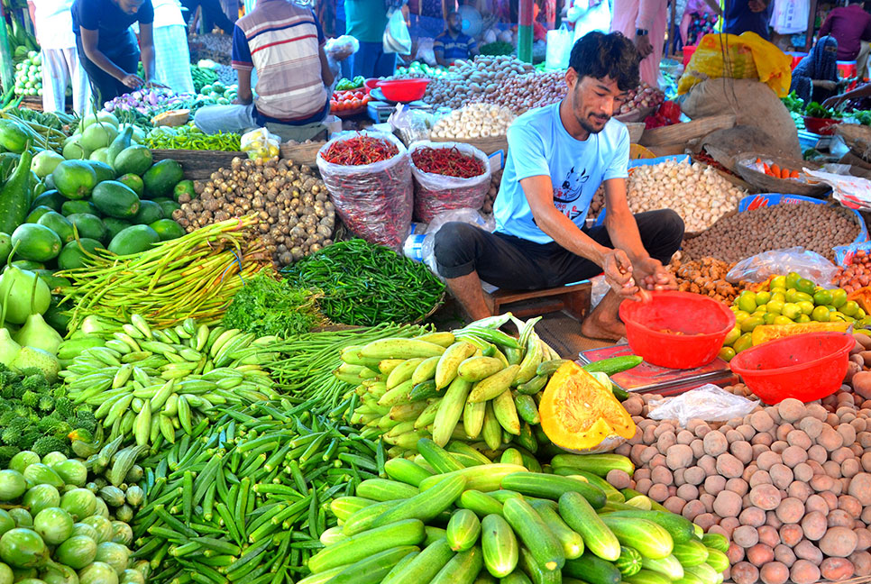 সবজির বাজারে আগুন, নিম্ন আয়ের মানুষ বিপাকে