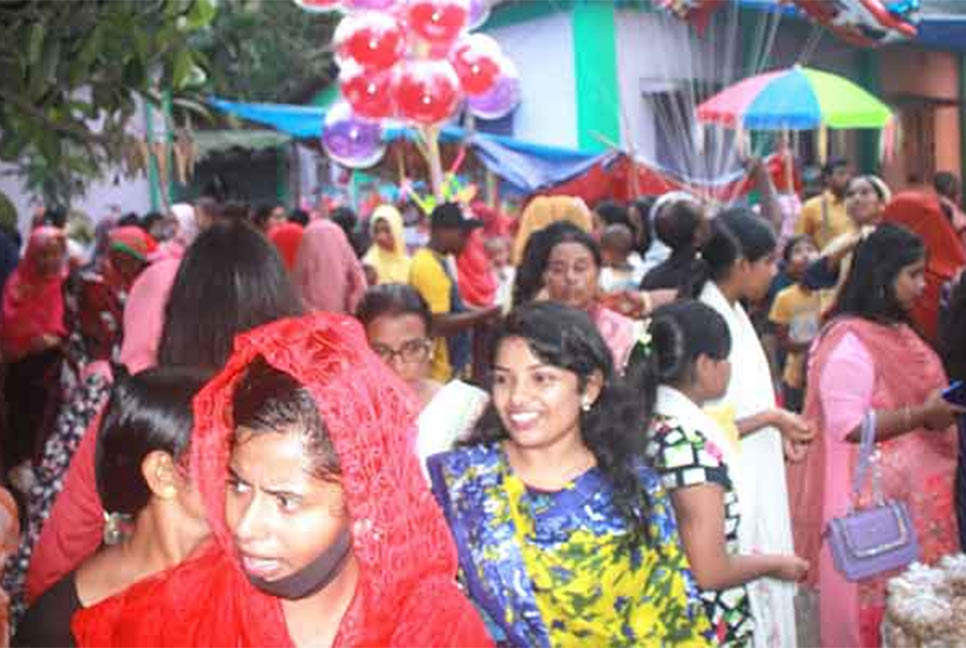 ফুলবাড়ীর বউমেলা, ক্রেতা-দর্শনার্থী শুধু নারীরা