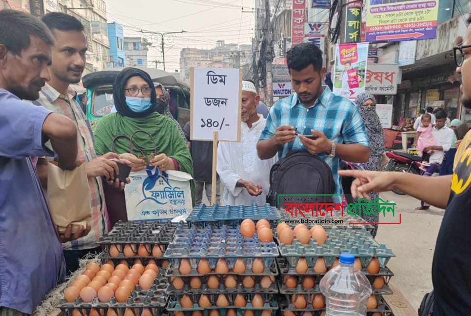 আজও ১৪০ টাকায় ডিম বিক্রি তরুণদের