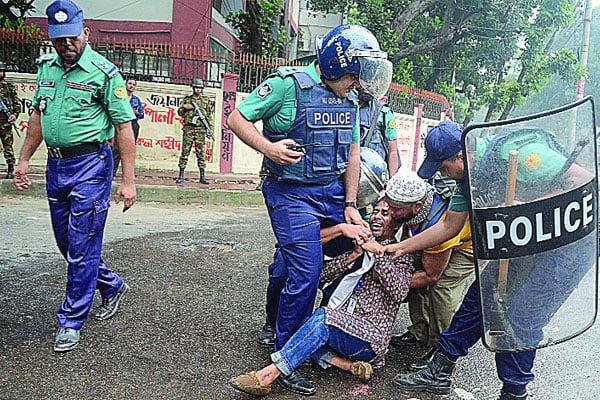 এমপিও দাবির শিক্ষকদের ওপর পুলিশের লাঠিচার্জ