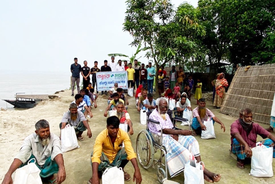 রাজিবপুরে নদীভাঙন কবলিত মানুষদের মাঝে বসুন্ধরা শুভসংঘের ত্রাণ বিতরণ