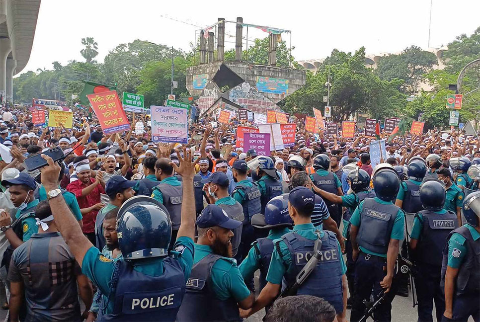 আউটসোর্সিং কর্মীদের শাহবাগ অবরোধ, তীব্র যানজট