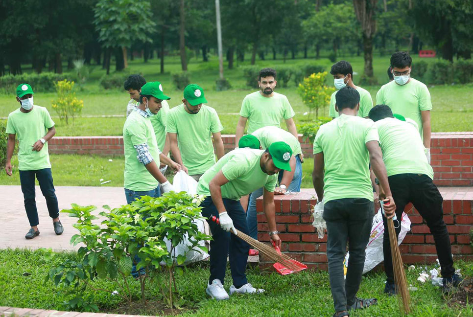 জিয়াউর রহমানের মাজার প্রাঙ্গণ পরিষ্কার করলেন ছাত্রদল নেতারা