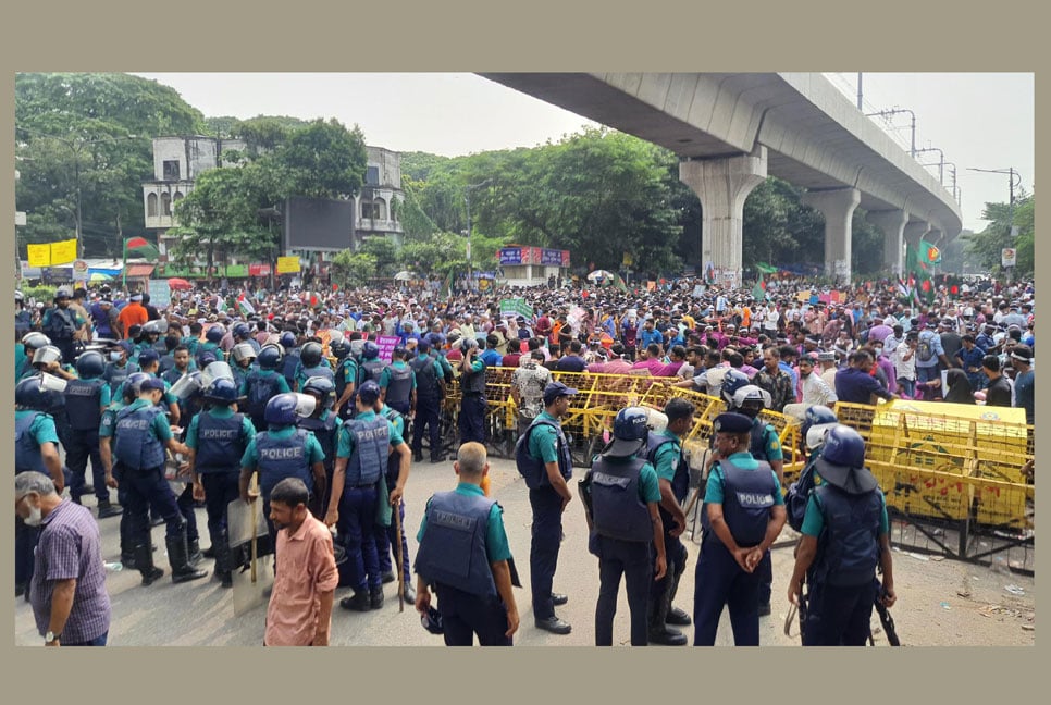 শাহবাগে চলছে অবরোধ, তীব্র যানজটে নাকাল মানুষ

