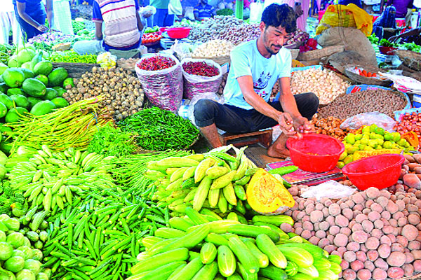 নিত্যপণ্য কিনতে হিমশিম