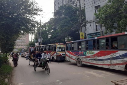 জবি শিক্ষার্থীকে যৌন হয়রানির অভিযোগ, ভিক্টর ক্লাসিকের ১২ বাস আটক 