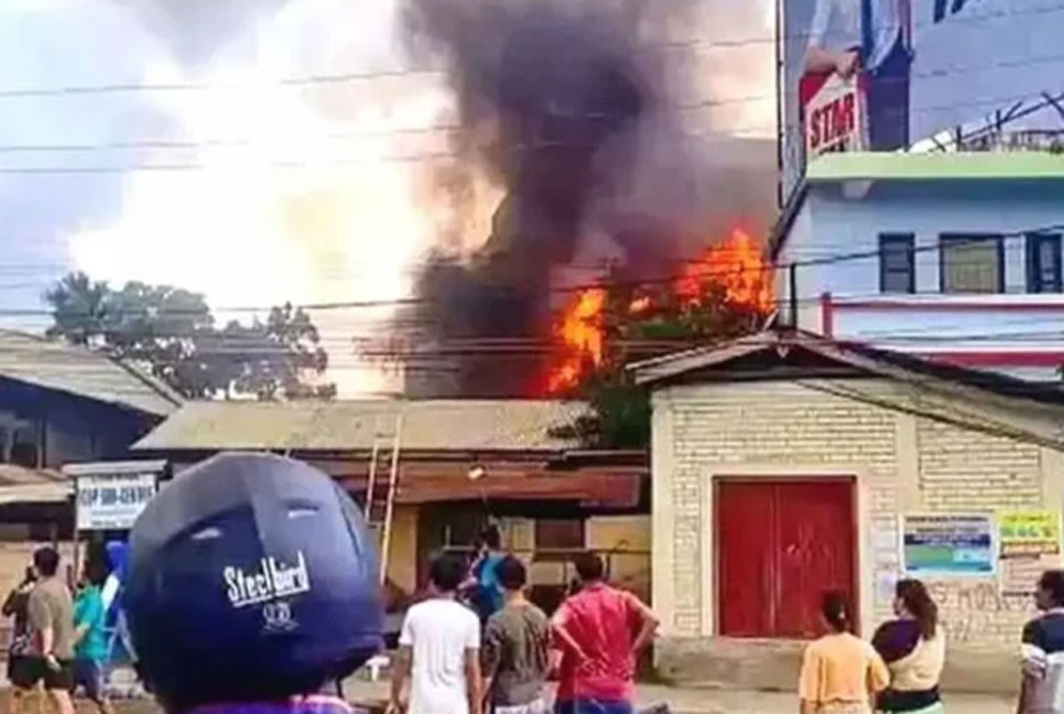 অগ্নিগর্ভ মণিপুর: থানায় হামলা, রাতভর গোলাগুলি