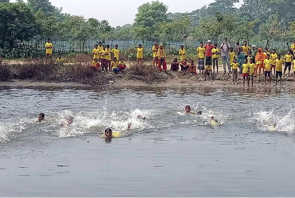 কলাপাড়ায় শিশুদের সাঁতার প্রতিযোগিতা