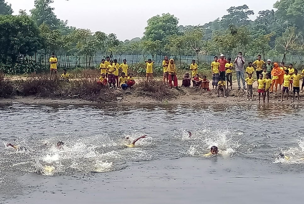 কলাপাড়ায় শিশুদের সাঁতার প্রতিযোগিতা