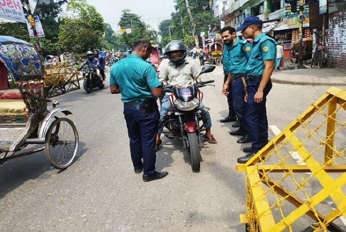 ট্রাফিক আইনে ঢাকায় ১ দিনে ১২৬৩ মামলা