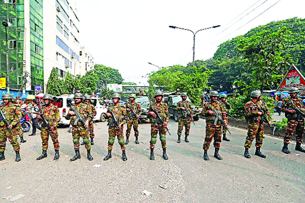 সতর্ক অবস্থানে সেনাবাহিনী