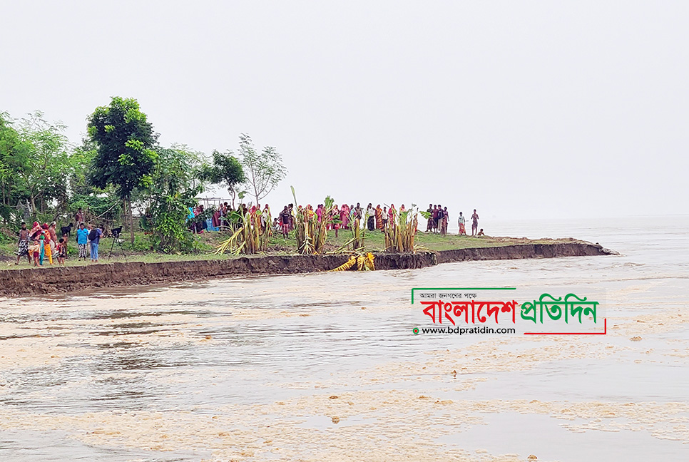 চাঁপাইনবাবগঞ্জে পদ্মার ভাঙন আতঙ্কে লাখো মানুষ