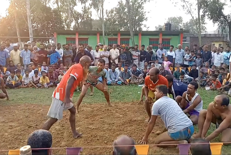 সখীপুরে হাডুডু খেলা দেখতে জনতার ঢল