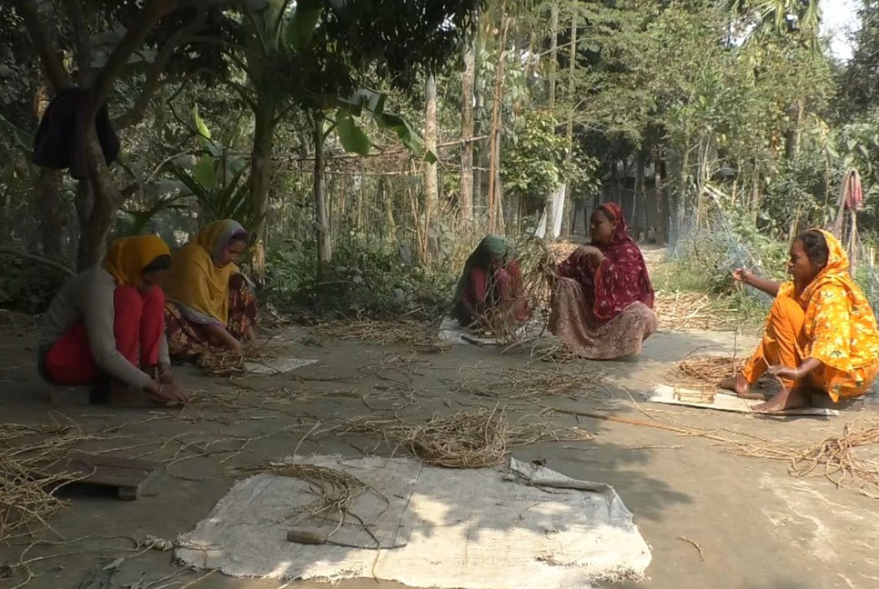 কারুশিল্পের কাজ করে নীলফামারীর নারীরা স্বাবলম্বী