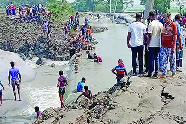 খুলনায় বেড়িবাঁধে ভাঙন আতঙ্ক বিস্তীর্ণ এলাকা প্লাবিত