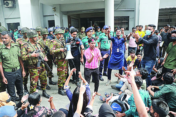 পাসের দাবিতে বোর্ড ঘেরাও