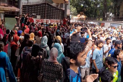 নীলক্ষেত-সাইন্সল্যাব মোড়ে ৭ কলেজের শিক্ষার্থীদের অবস্থান, তীব্র যানজট
