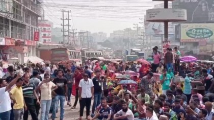 আশুলিয়ায় মহাসড়ক অবরোধ করে শ্রমিকদের বিক্ষোভ