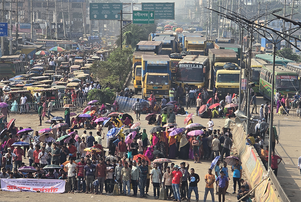 বকেয়া বেতনের দাবিতে সাভারে মহাসড়ক অবরোধ