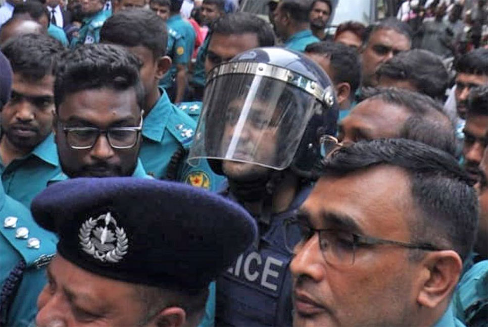 ৫ দিনের রিমান্ডে ব্যারিস্টার সুমন 