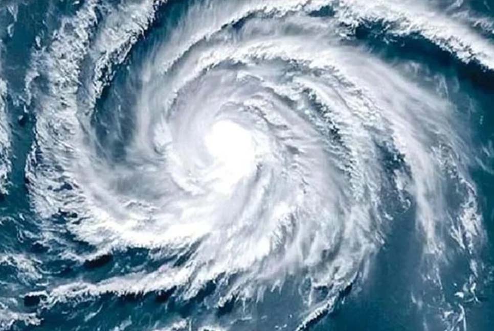 চোখ রাঙাচ্ছে ঘূর্ণিঝড় ‘ডানা, পশ্চিমবঙ্গের ৯ জেলায় বন্ধ থাকবে স্কুল