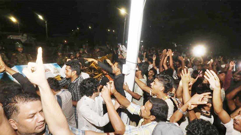 বঙ্গভবনের সামনে শিক্ষার্থীসহ গুলিবিদ্ধ ২ 
