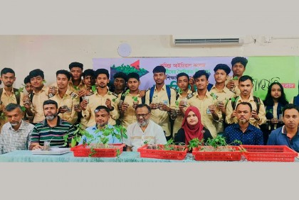 কুমিল্লায় শিক্ষার্থীদের মাঝে শীতকালীন সবজির চারা বিতরণ