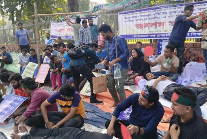৩৫ প্রত্যাশীদের অনশনে অসুস্থ কয়েকজন

