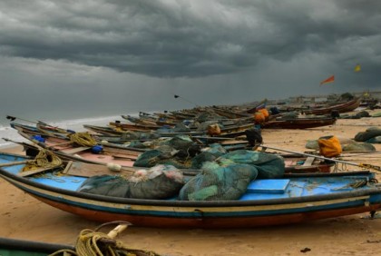 ঘূর্ণিঝড় ডানা: ভারতে স্কুল বন্ধ, সমুদ্র সৈকত ফাঁকা