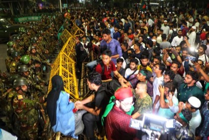 বঙ্গভবনে বিক্ষোভকারীদের ঢোকার চেষ্টা, বাধা
