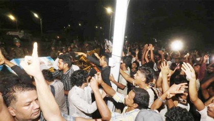 বঙ্গভবনের সামনে শিক্ষার্থীসহ গুলিবিদ্ধ ২ 