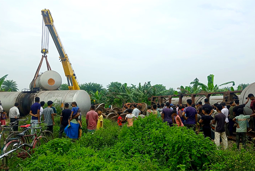 ১১ ঘণ্টা পর খুলনার সঙ্গে সারাদেশের ট্রেন চলাচল স্বাভাবিক