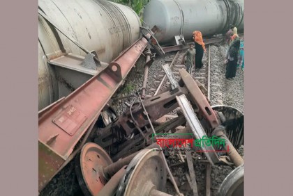 চুয়াডাঙ্গায় ট্রেনের ৮ ট্যাঙ্কার লাইনচ্যুত, যোগাযোগ বন্ধ