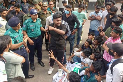 এইচএসসির ফল পুনর্মূল্যায়নের দাবিতে সচিবালয়ে শিক্ষার্থীরা

