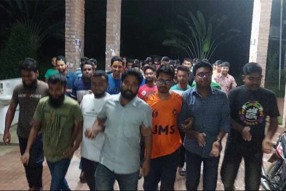 ছাত্রলীগকে নিষিদ্ধ ঘোষণায় জাবিতে আনন্দ মিছিল 