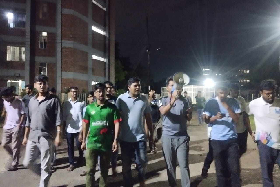 ‘হই হই রই রই, ছাত্রলীগ গেলি কই’-স্লোগানে মুখরিত শেকৃবি