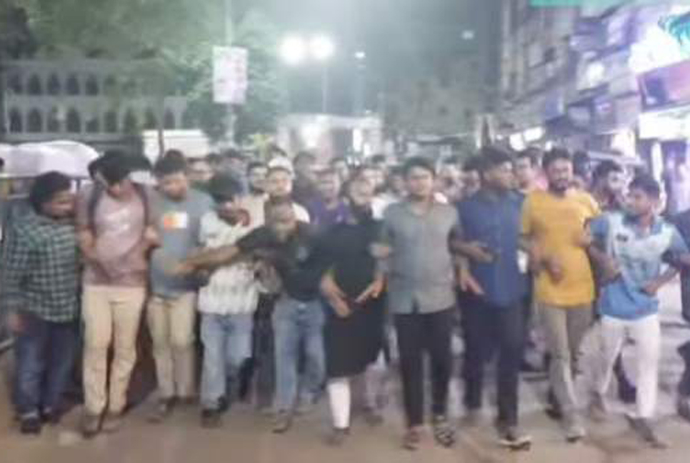ছাত্রলীগ নিষিদ্ধে জবি শিক্ষার্থীদের আনন্দ মিছিল