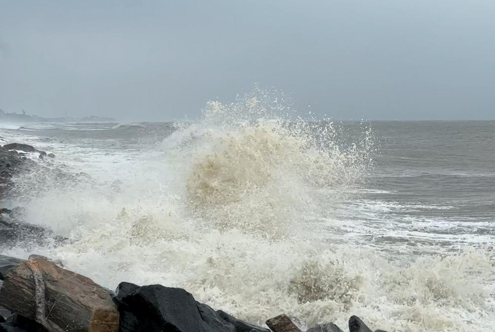 উপকূল থেকে ১০ লাখ ৬০ হাজার মানুষকে সরিয়ে নিচ্ছে ওড়িশা

