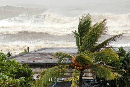 ঘূর্ণিঝড় ‘দানা’: আজ রাতেই আছড়ে পড়তে পারে ভারতীয় উপকূলে