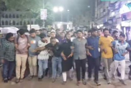 ছাত্রলীগ নিষিদ্ধে জবি শিক্ষার্থীদের আনন্দ মিছিল