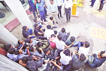 সচিবালয়ে বিশৃঙ্খলা: আটক ২৬ শিক্ষার্থী গ্রেফতার, ২৮ জনকে মুক্তি 