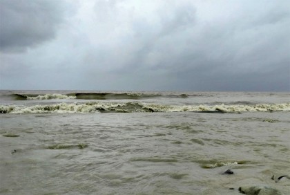 ঘূর্ণিঝড় দানা; উপকূল জুড়ে বৃষ্টি ও ঝড়ো হাওয়া