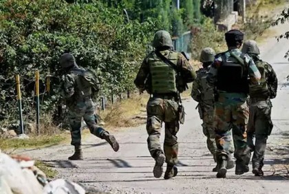 জম্মু ও কাশ্মীরে অস্ত্রধারীদের হামলায় ২ সেনাসহ ৪ জন নিহত