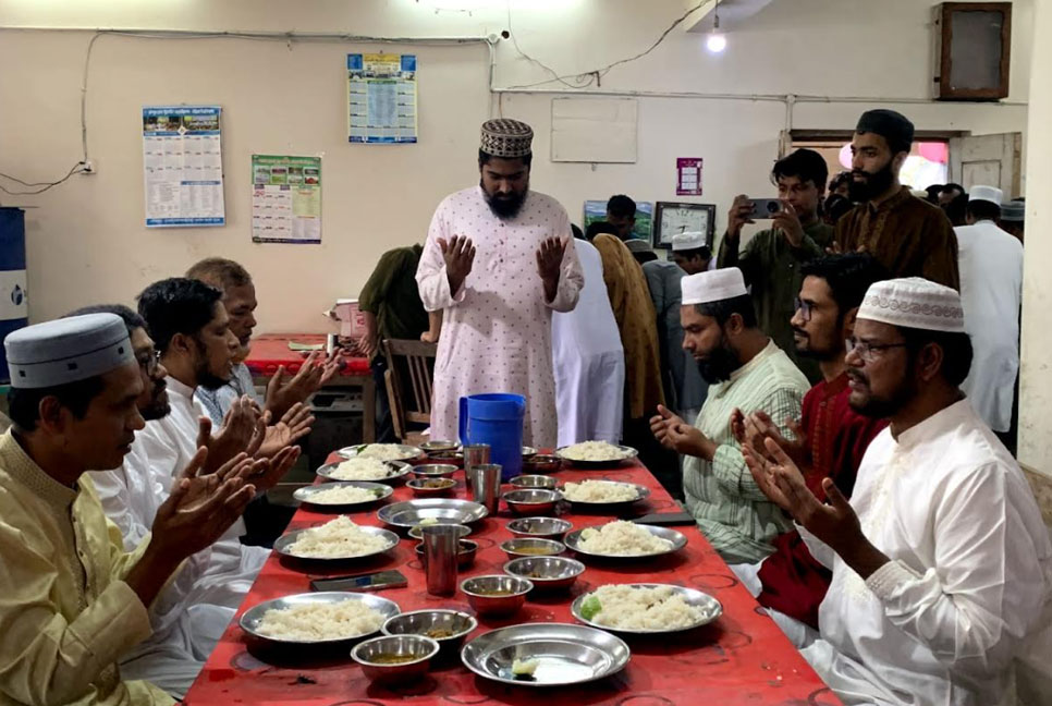খাবারের মানোন্নয়নে শিক্ষার্থীদের তত্ত্বাবধানে চবির হলে ডাইনিং শুরু