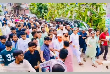 যাত্রাবাড়ীতে মুসল্লিদের সঙ্গে নবীউল্লাহ নবীর শুভেচ্ছা বিনিময়

