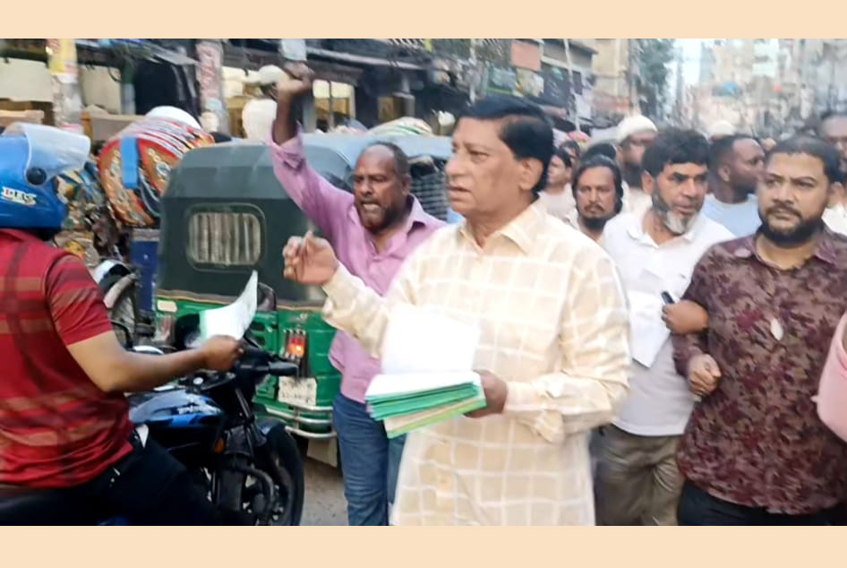 ডেঙ্গু সতর্কতায় যাত্রাবাড়ীতে লিফলেট বিতরণ নবীউল্লাহ নবীর 
